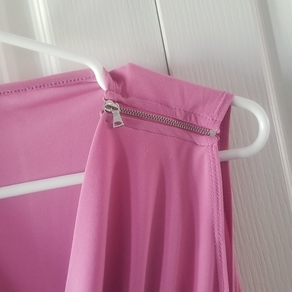 Pink top with working zippers on shoulders - Picture 2 of 3